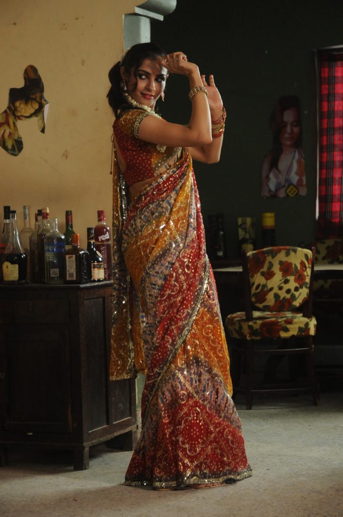 Actress Andrea Jeremiah Hot In Saree Photos 13