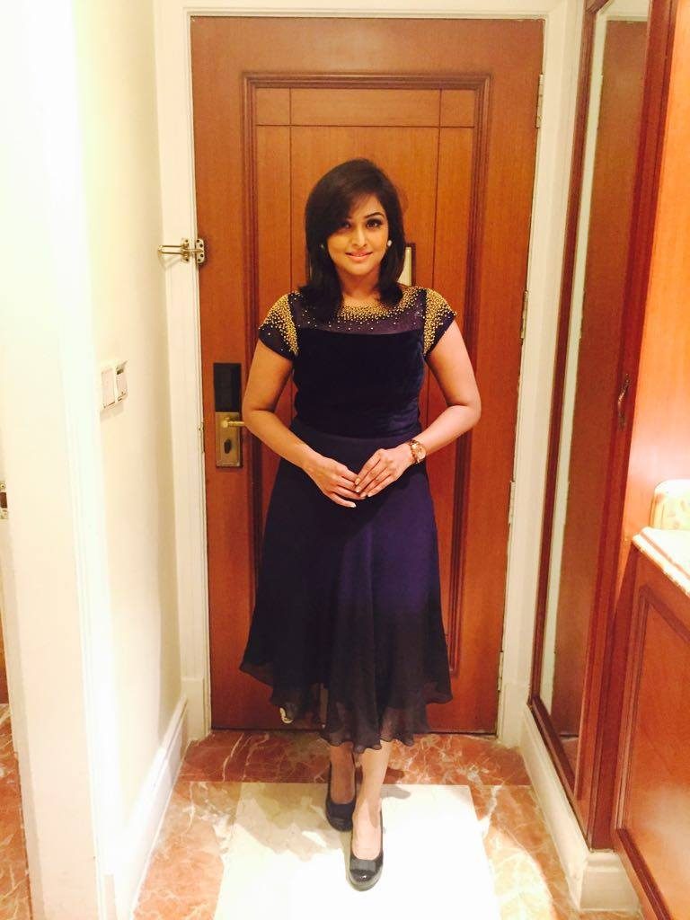 Actress Remya Nambeesan Beautiful Photos In Modern Dress 19