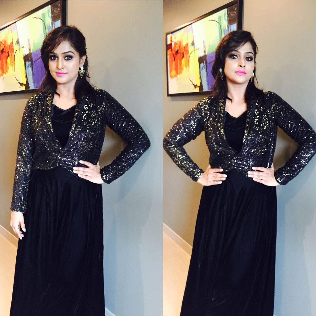 Actress Remya Nambeesan Beautiful Photos In Modern Dress 20