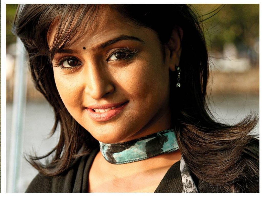 Actress Remya Nambeesan Beautiful Photos In Modern Dress 28