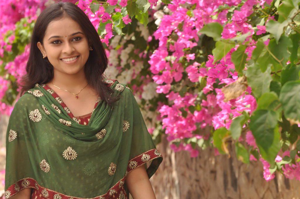 Beautiful Photos Of Actress Sri Divya In Chudithar 1