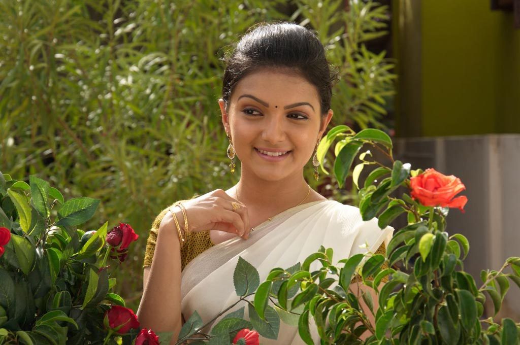 Cute And Lovely Images Of Actress Saranya Mohan 7