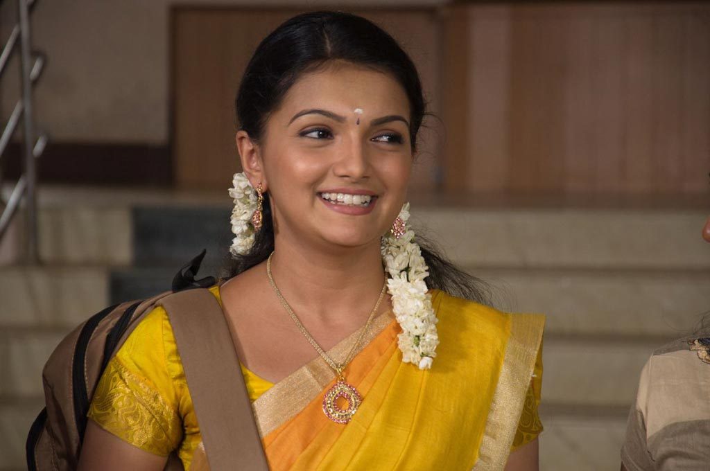 Cute And Lovely Images Of Actress Saranya Mohan 8