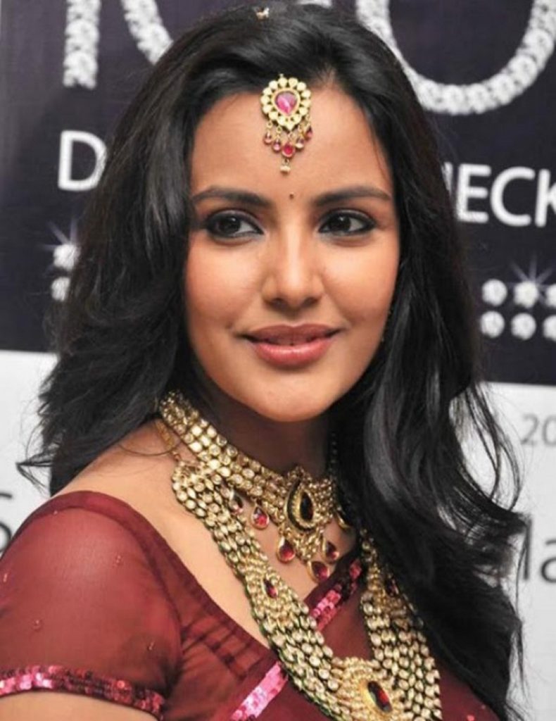 Heroine Priya Anand Very Cute Smile Photos 6