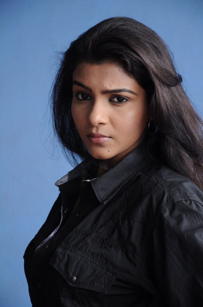 New Glamorous Pictures Of Actress Saranya Nag 15