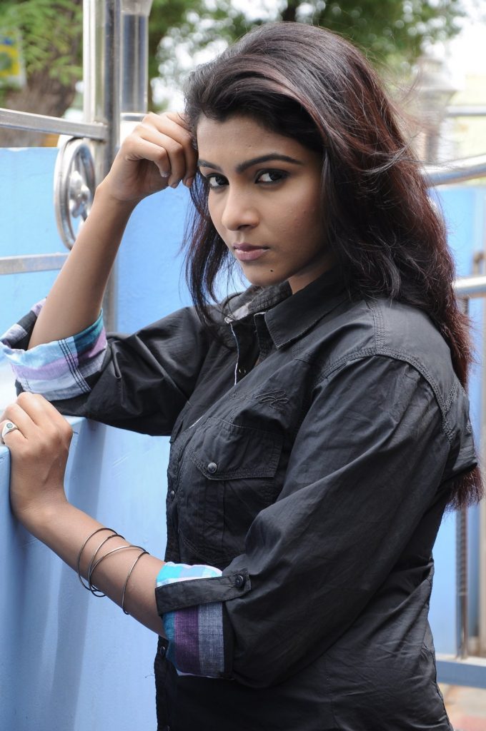 New Glamorous Pictures Of Actress Saranya Nag 16