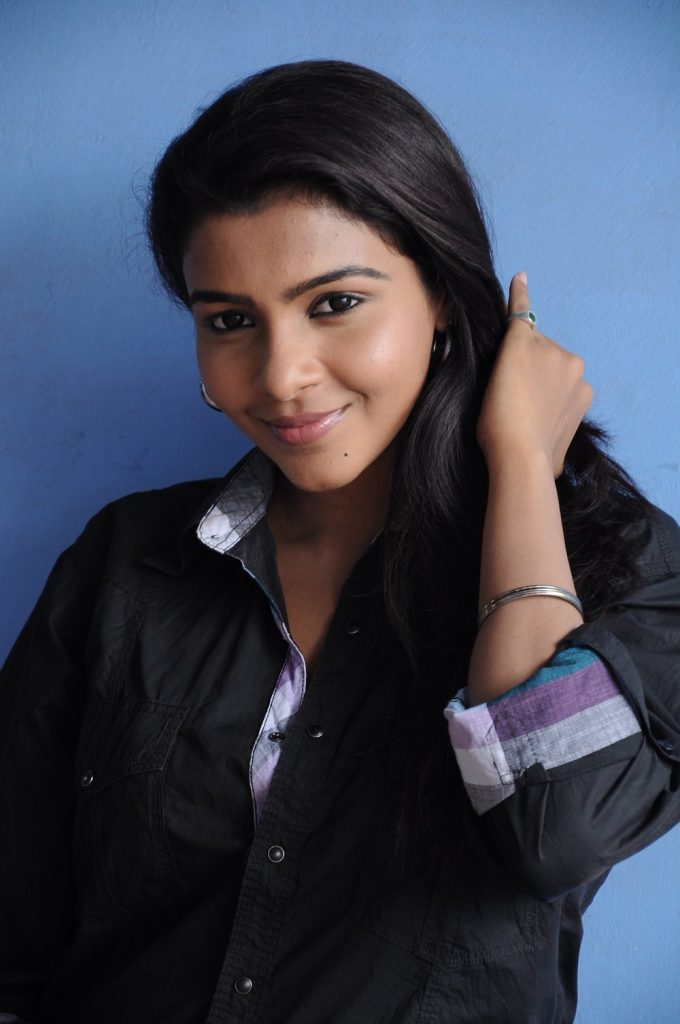 New Glamorous Pictures Of Actress Saranya Nag 17