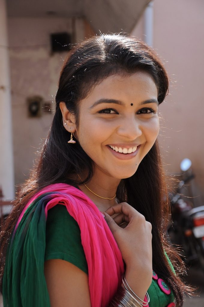New Glamorous Pictures Of Actress Saranya Nag 18