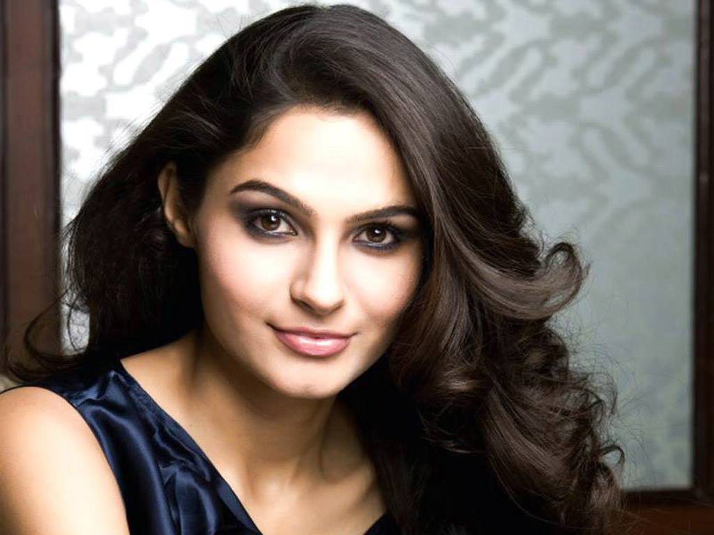 New Glamorous Pictures Of Andrea Jeremiah Actress 18