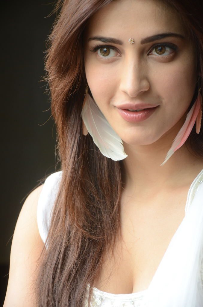 Popular Heroine Shruti Haasan Beautiful Pics In Chudithar 1