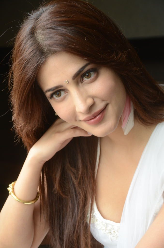 Popular Heroine Shruti Haasan Beautiful Pics In Chudithar 12