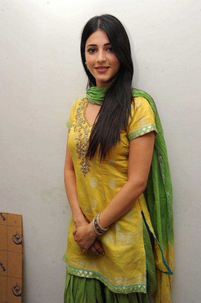 Popular Heroine Shruti Haasan Beautiful Pics In Chudithar 22