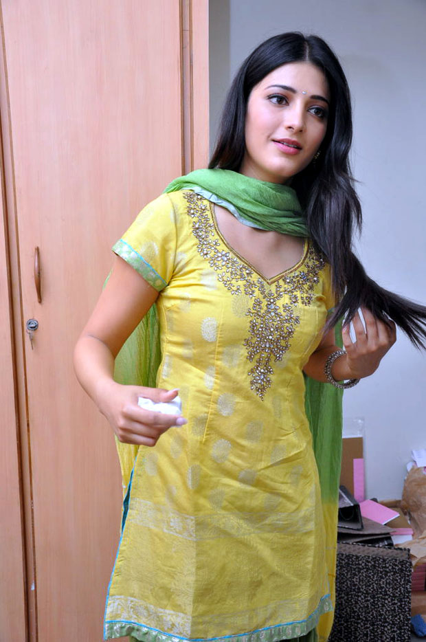 Heroine Shruthi Haasan Hot In Transparent Saree 