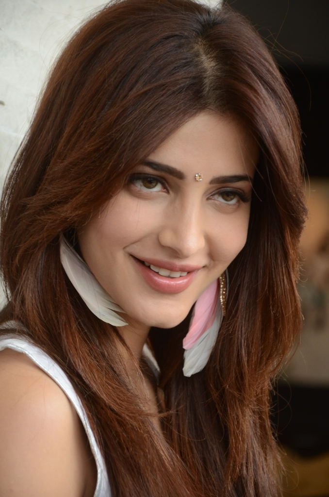 Popular Heroine Shruti Haasan Beautiful Pics In Chudithar 6