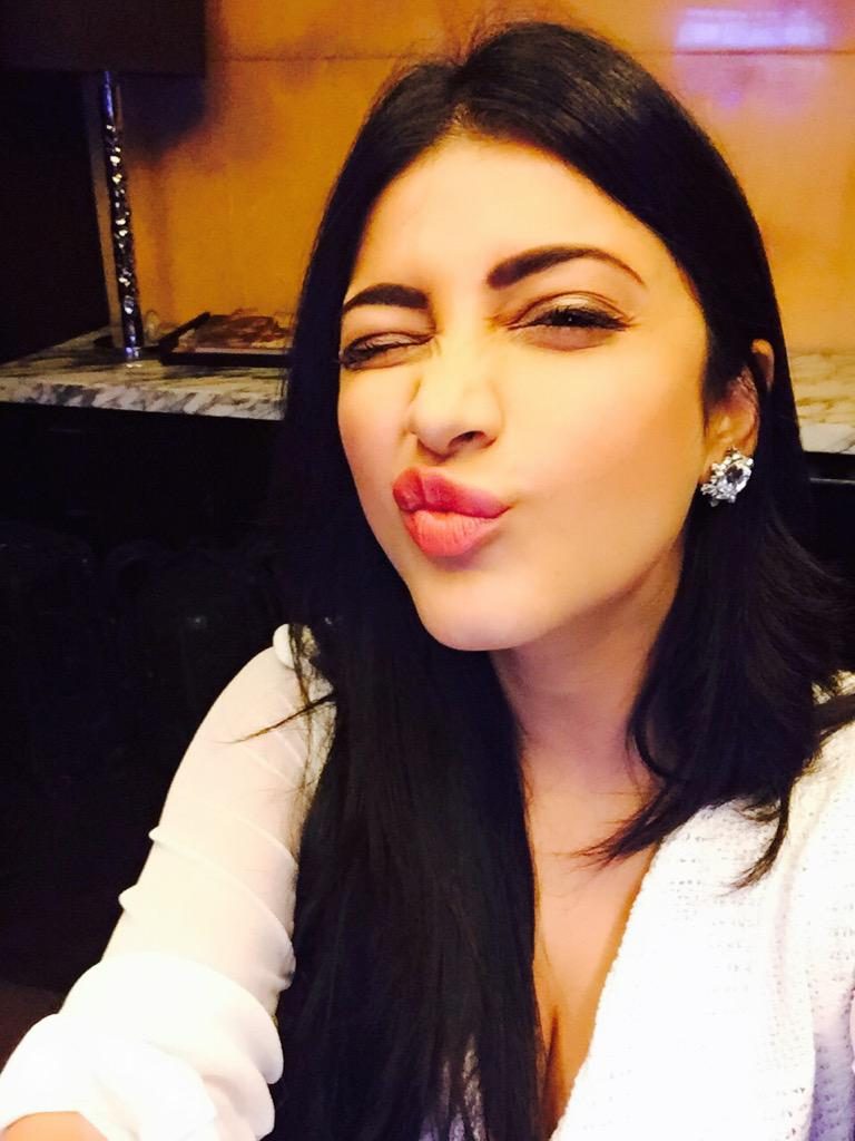 Selfie Images Of Actress Shruthi Hassan 19