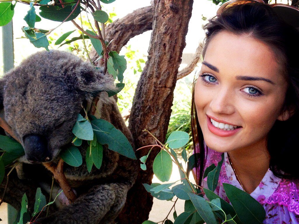 Selfie Images Of Female Actor Amy Jackson 21