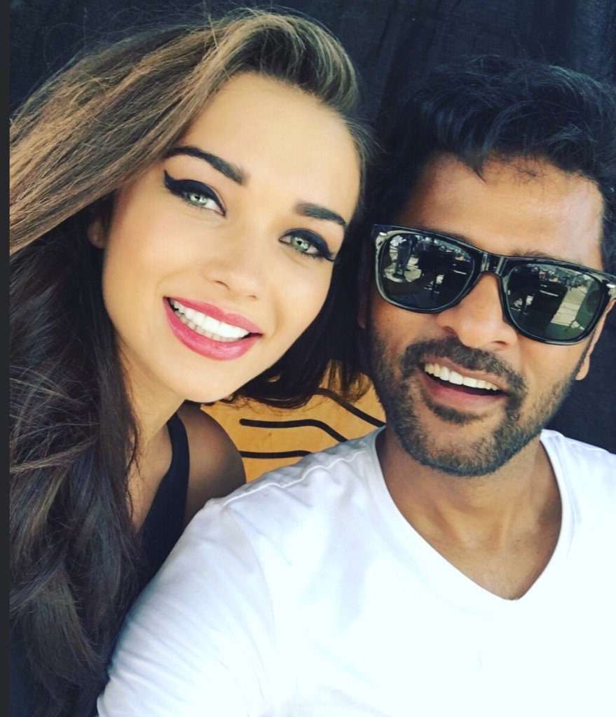 Selfie Images Of Female Actor Amy Jackson 26