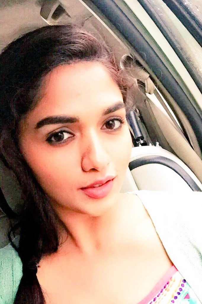 Selfie Images Of Heroine Sunaina 11