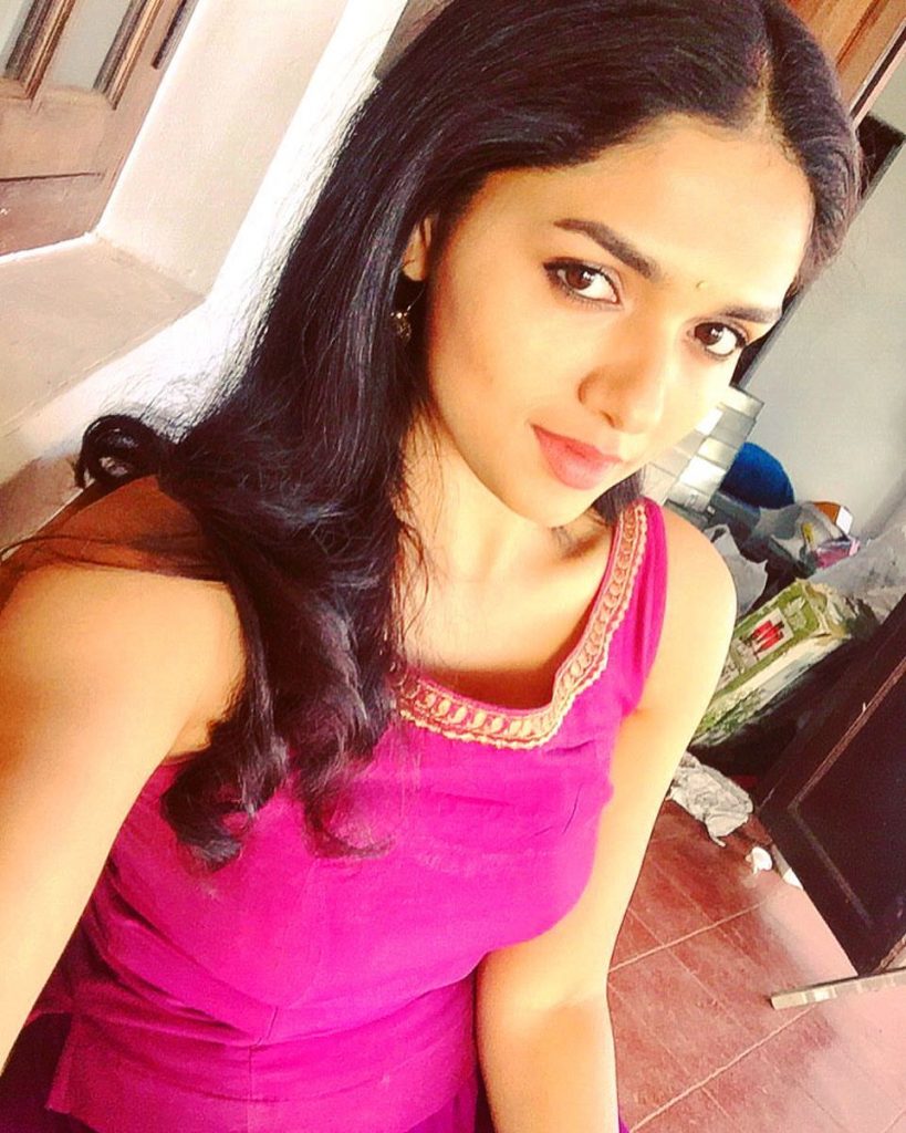 Selfie Images Of Heroine Sunaina 14