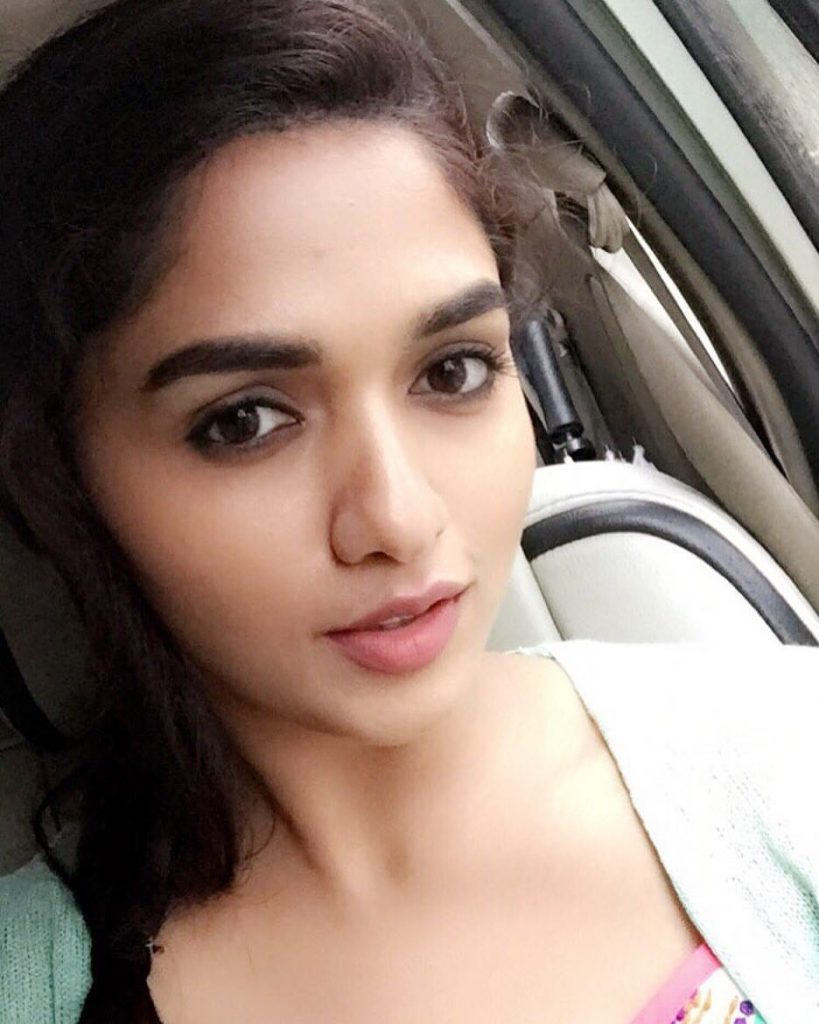 Selfie Images Of Heroine Sunaina 22