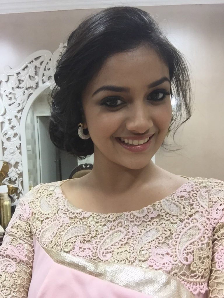 Selfie Images Of Tamil Cinema Heroine Keerthy Suresh 28