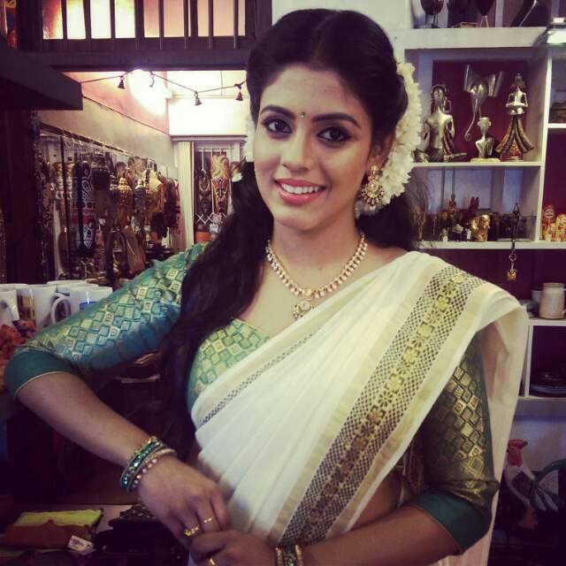 Tamil Cinema Heroine Ineya Beautiful Photos In Saree 14