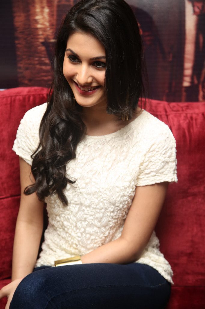 Very Cute Pictures Of Actress Amyra Dastur 14