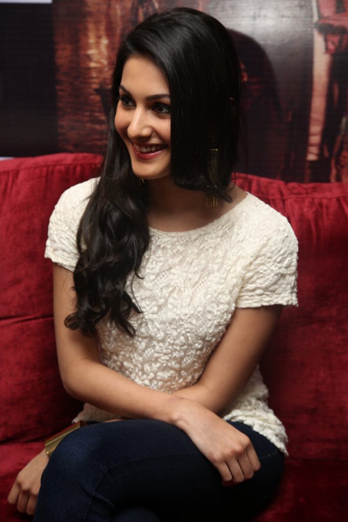 Very Cute Pictures Of Actress Amyra Dastur 6