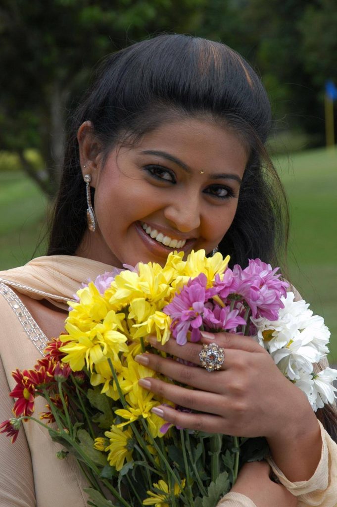 Very Cute Smile Photos Of Actress Sneha 29