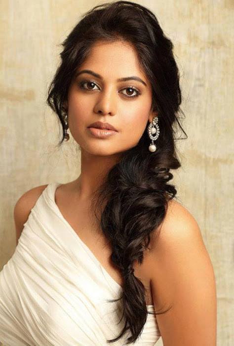 Very Hot And Spicy Images Of Tamil Film Actress Bindu Madhavi 26