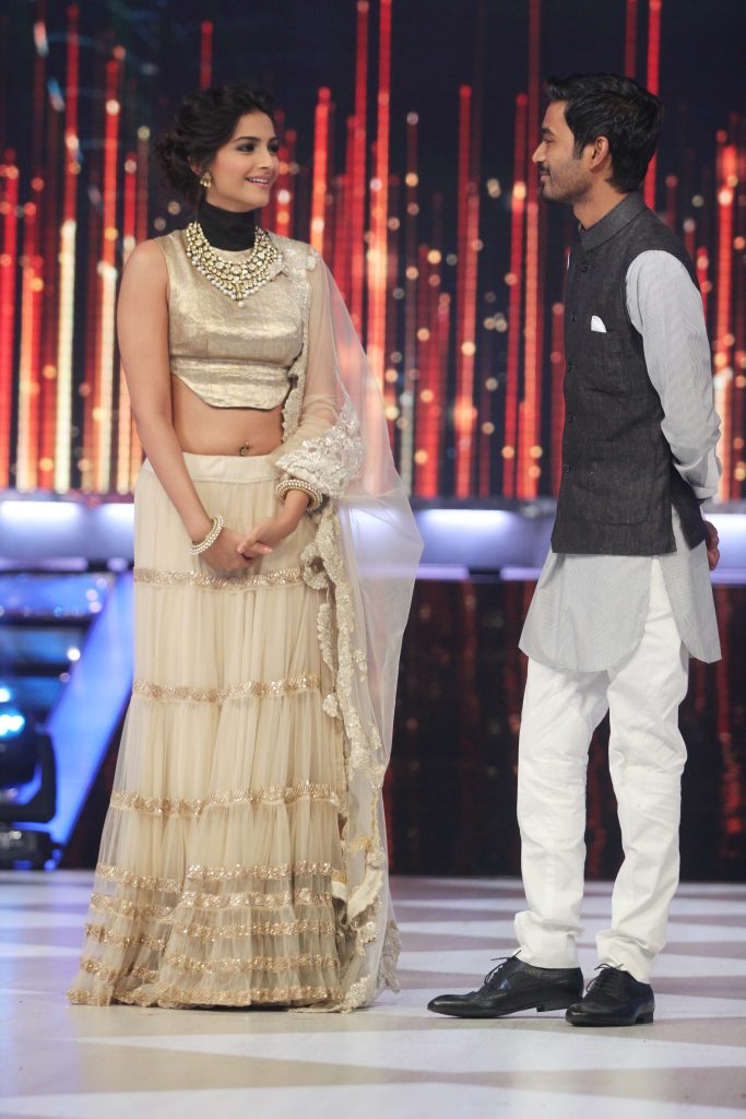 Cool Photo Gallery Of Actor Dhanush With Bollywood Actress Sonam Kapoor (13)