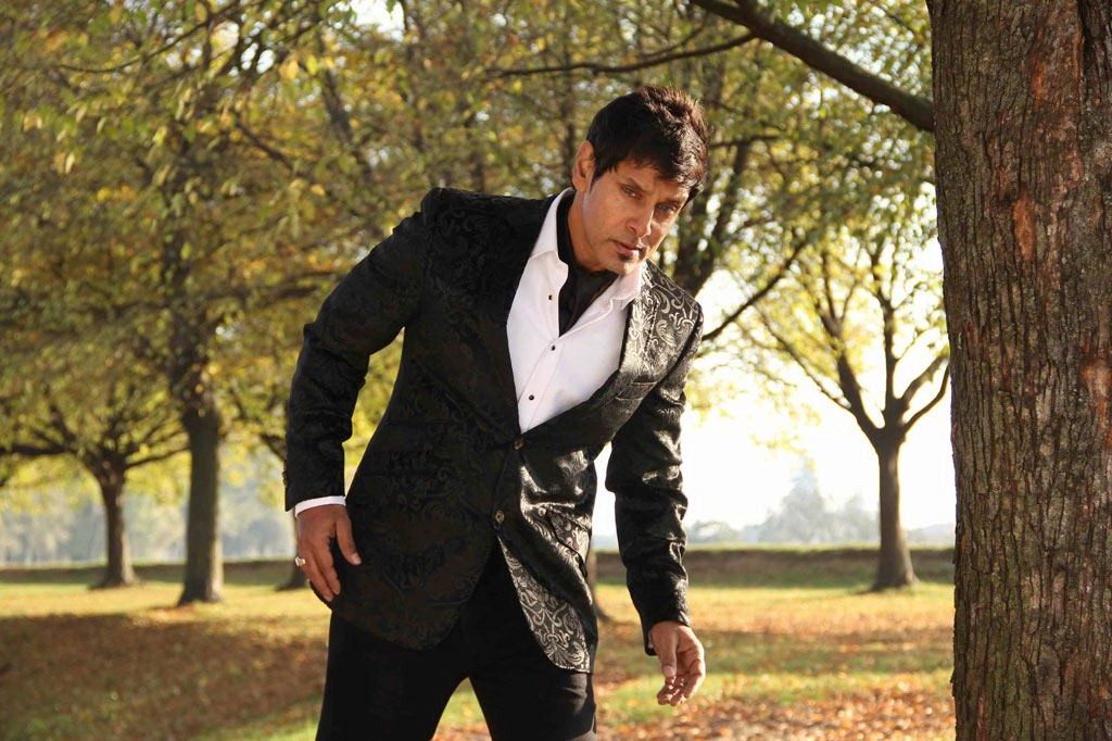 Tamil Actor Vikram Looking Very Smart And Stylish Photos (1)