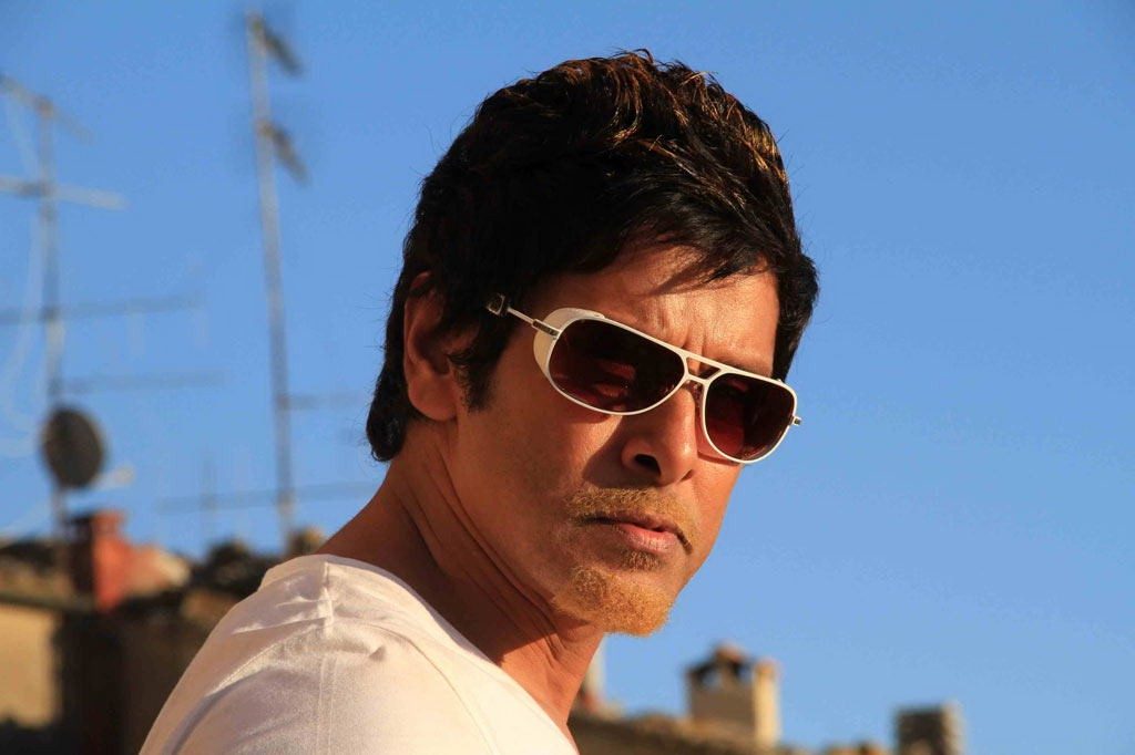Tamil Actor Vikram Looking Very Smart And Stylish Photos (13)