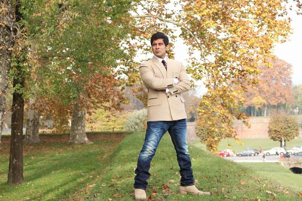 Tamil Actor Vikram Looking Very Smart And Stylish Photos (3)