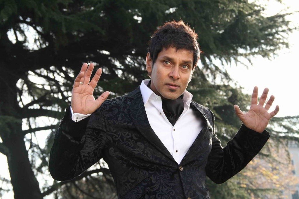 Tamil Actor Vikram Looking Very Smart And Stylish Photos (6)