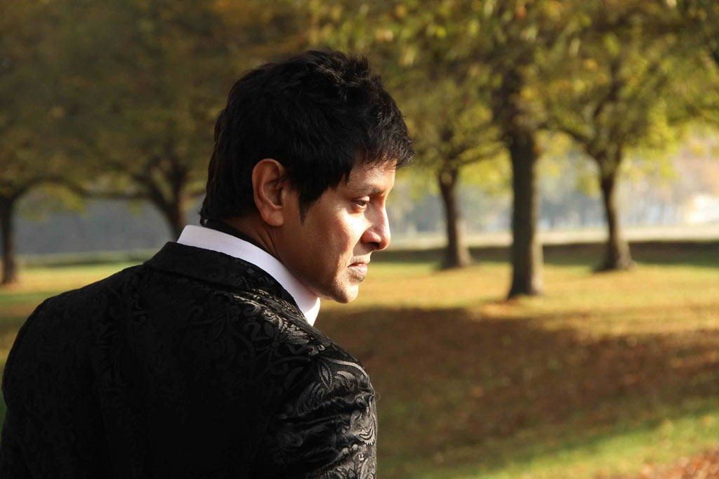 Tamil Actor Vikram Looking Very Smart And Stylish Photos (7)