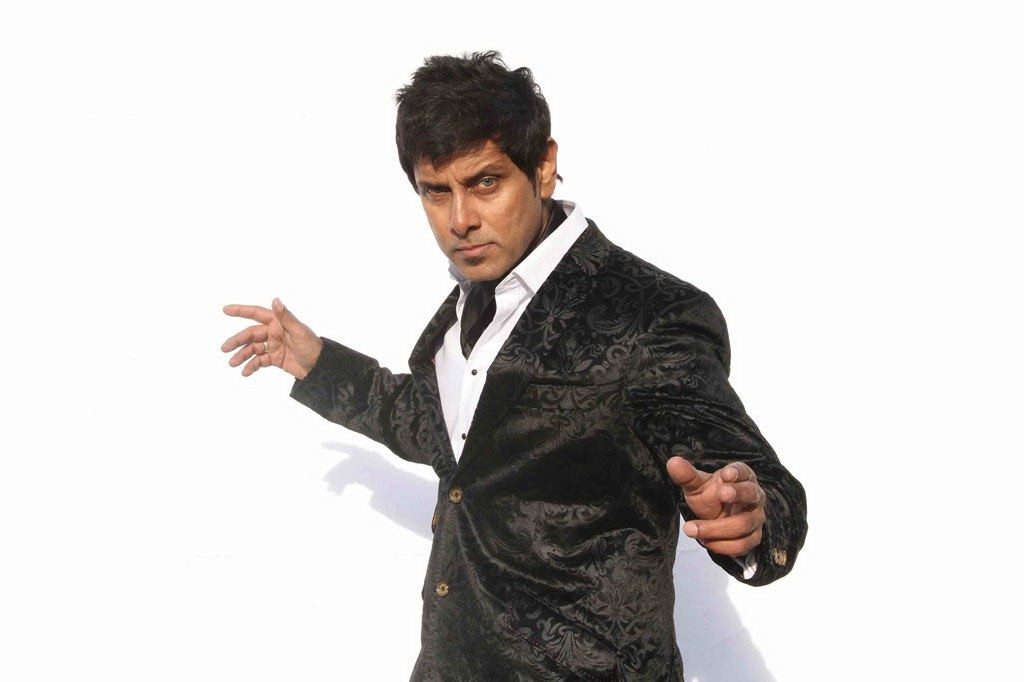 Tamil Actor Vikram Looking Very Smart And Stylish Photos (8)