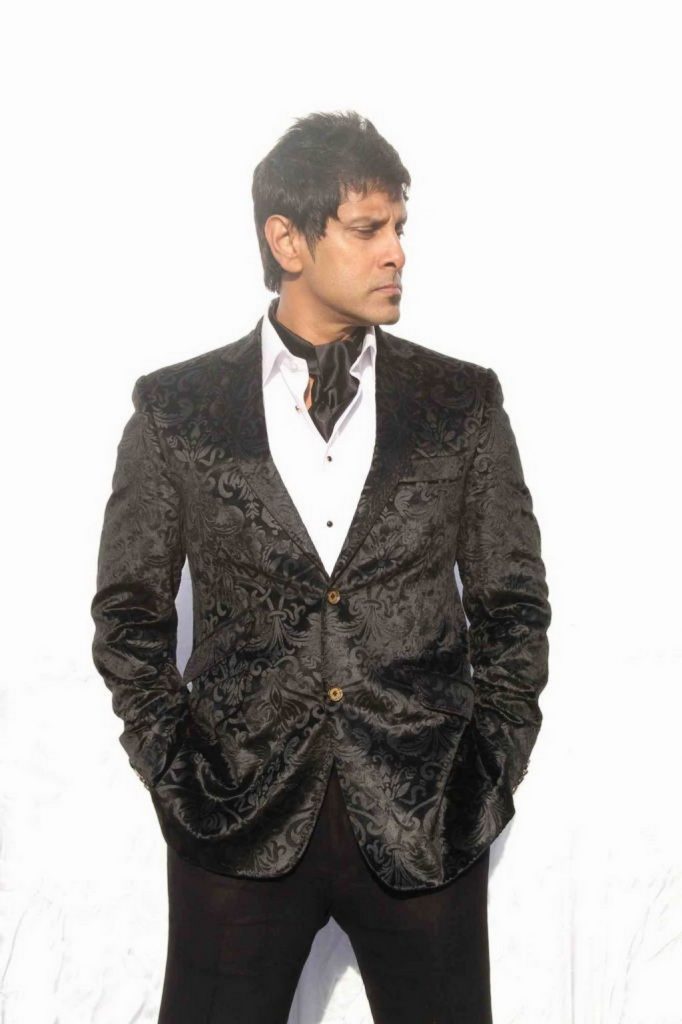 Tamil Actor Vikram Looking Very Smart And Stylish Photos (9)