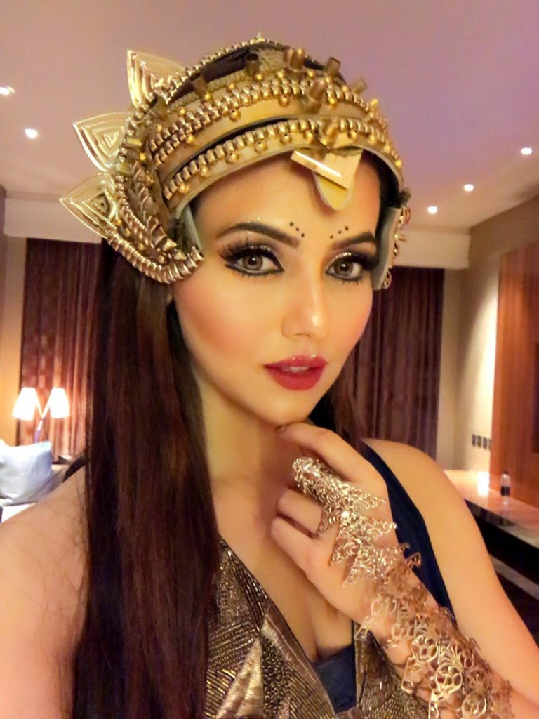 New Style Selfie Of Sana Khan