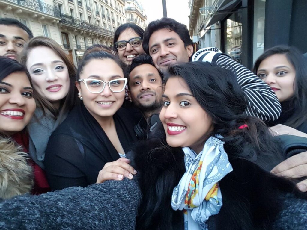 Selfie Pose Of Rani Mukerji With Fans